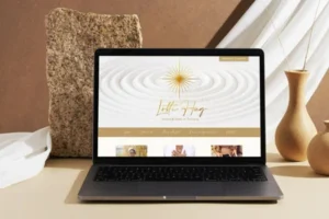 Website einer Gesundheitspraxis mit Natur- und Achtsamkeitsfokus auf einem Laptop dargestellt.